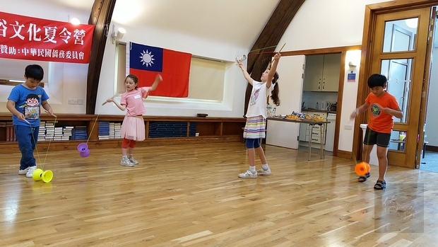 學員表演在民俗文化夏令營學到的扯鈴技巧，活潑可愛。