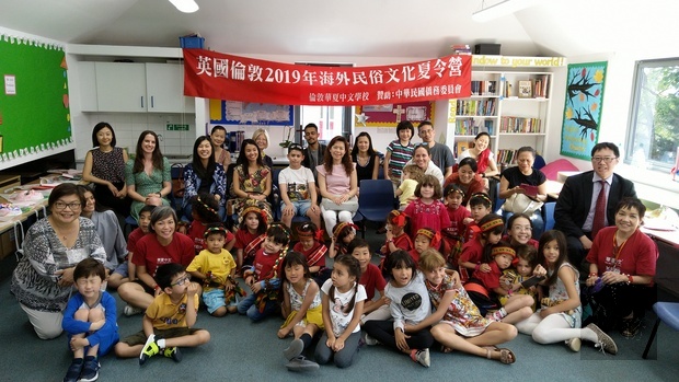 張希賢(排二右一)、丁惠慈(排二左一)、孫愛珍(排一右一)等人與兒童夏令營師生家長合影。