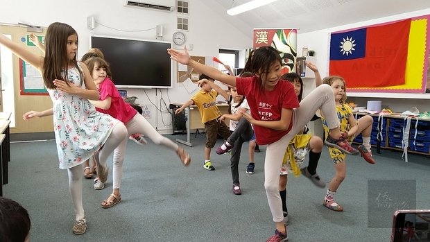 兒童夏令營同學表演中國功夫,活潑可愛,頗有架式。