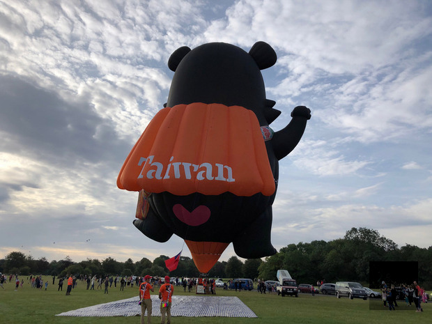 台灣的「喔熊」熱氣球8日參與英國布里斯托熱氣球節，披風上有巨大Taiwan字樣，行銷台灣。