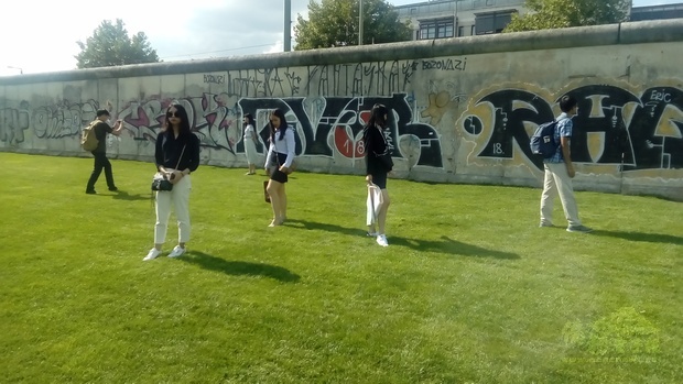 僑委會搭僑計畫青年參訪柏林圍牆紀念公園