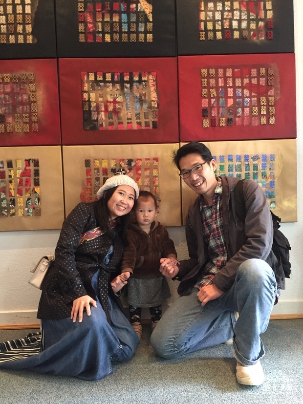前來參加的僑胞羅維霓一家人與臺灣藝術品合影。