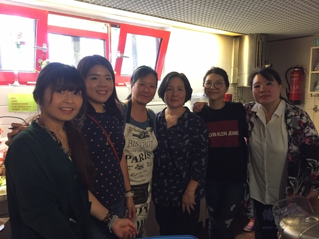 李佳帝（左3）與此次竹友會臺灣文化家庭日熱心協助參與臺灣美食的僑胞。