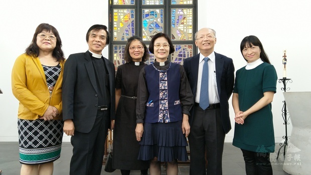 程祥雲(右二)與陳郁分(左三)和鍾淑惠(右一)等英國臺灣人基督教會教友合影。