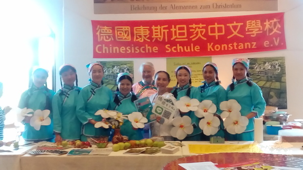 吳美琳(左三)、王文星(右四)與學校老師、家長參加康斯坦茨國際文化週設攤展示臺灣文化。
