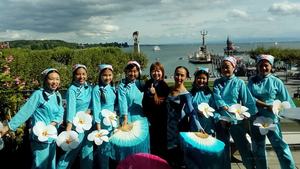 張光璟(中)與吳美琳(右二)、王文星(右四)與學校老師、家長合影。