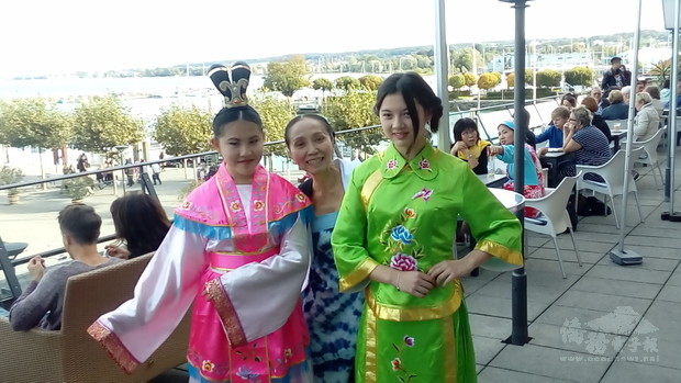 德國康斯坦茨中文學校華裔青年展示傳統服飾,中間者為王文星。