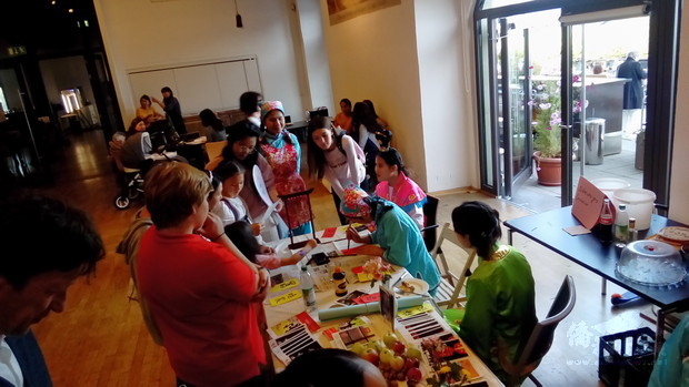 德國康斯坦茨中文學校參加康斯坦茨國際文化週設攤展示臺灣文化活動情形。