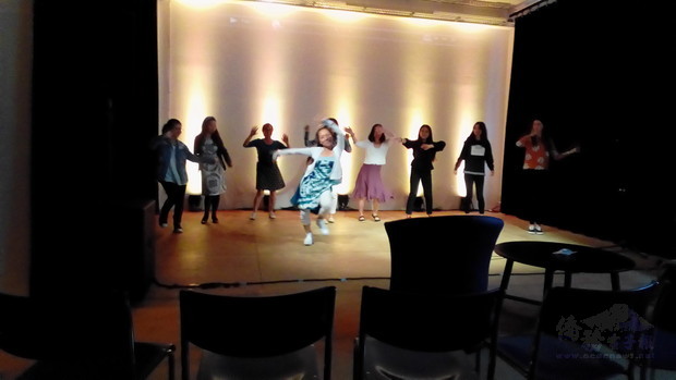 德國康斯坦茨中文學校「看見臺灣」電影放映會後,王文星(前排)領跳臺灣原住民舞蹈。