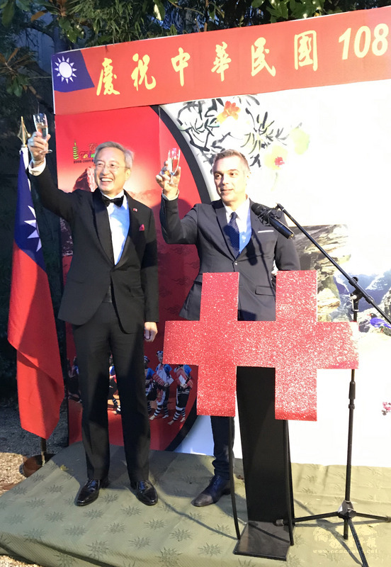 駐法代表處舉辦中華民國108年國慶酒會，法國國民議會議員塞沙里尼（右）肯定台灣證明了自由民主不只是西方價值。照片攝於108年10月2日。(中央社提供)