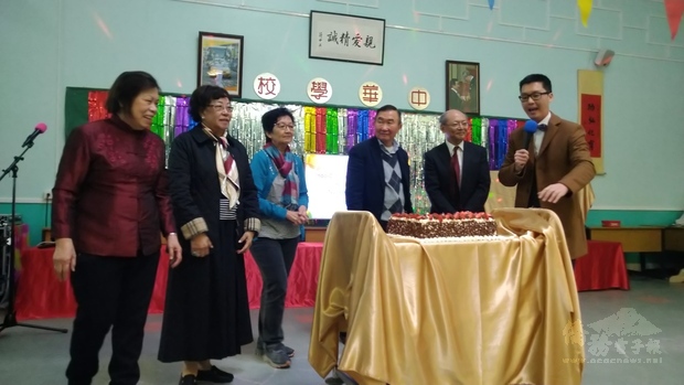 程祥雲(右二)、張志強(右三)與僑校教職員及董事一同切蛋糕紀念國父誕辰及小彩虹幼稚園生日。