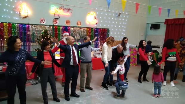 程祥雲與師生家長們一起熱情投入表演舞蹈。
