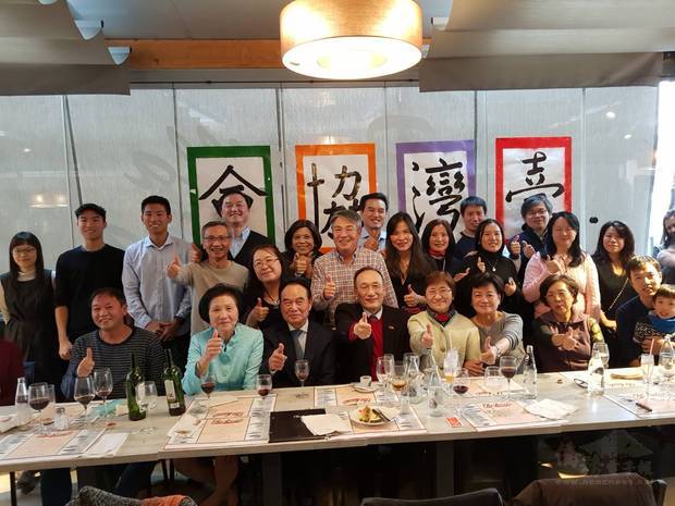 西班牙臺灣協會歲末聯誼聚餐合照。（張以利提供）
