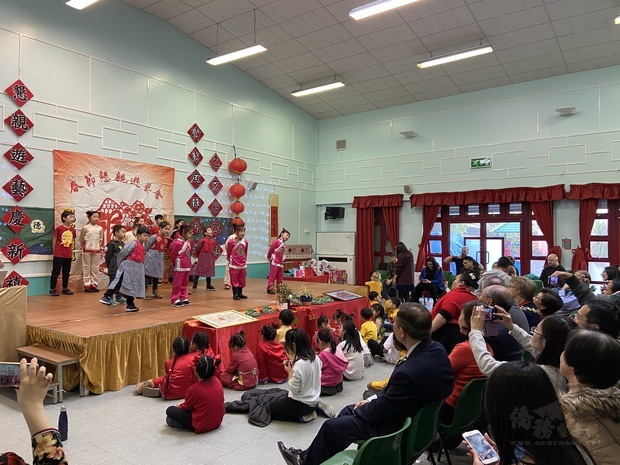 倫敦中華學校1日舉辦庚子年春節遊藝會，各界貴賓及學校師生家長等超過300人出席，熱鬧非凡。