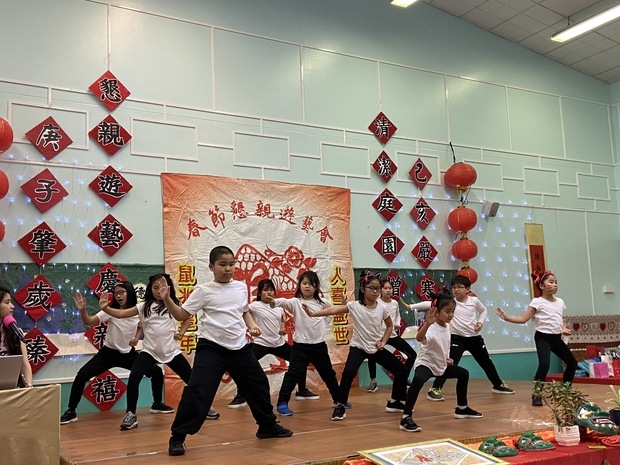 中華學校同學帶來精彩的新年賀歲舞蹈及武術表演。