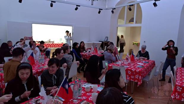 客家美食辦桌活動情形，楊櫻鳳現場中德文口譯（右一）。