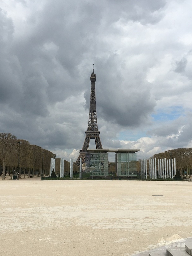 巴黎鐵塔前的戰神廣場空無一人。