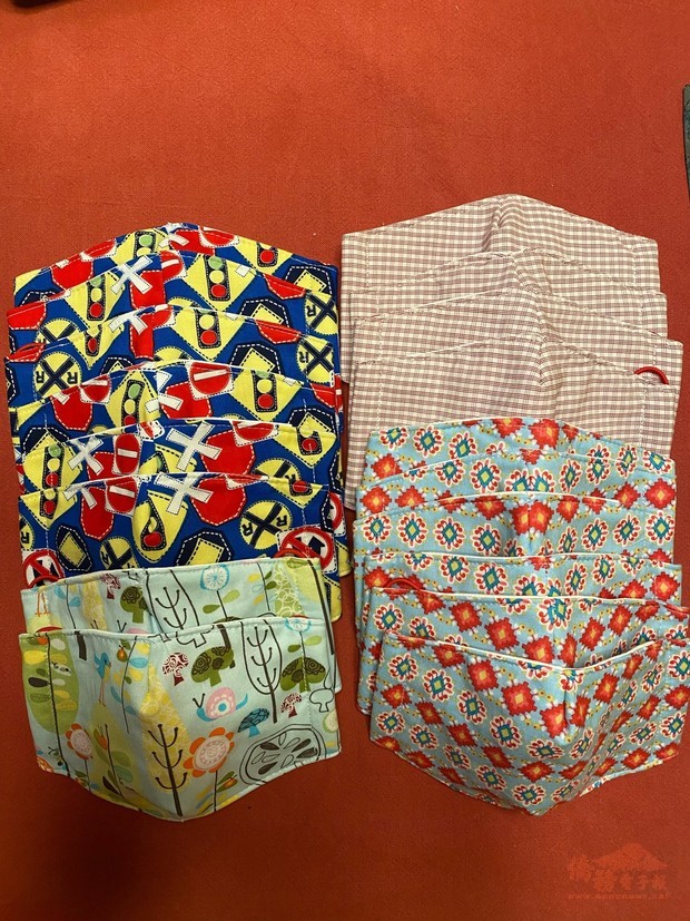 游碧雲親自動手製作布口罩。