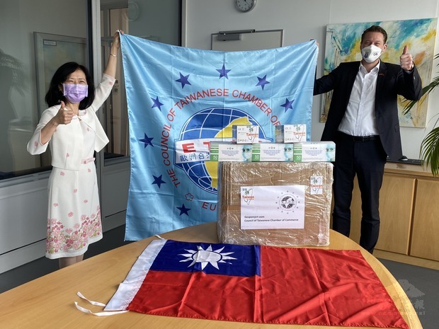劉淑慧(左1)捐贈Bad Homburg市政府防疫口罩,該市市長(右1)代表接收。