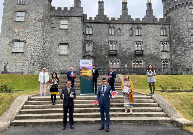 駐愛爾蘭代表楊子葆（前排左）與愛爾蘭台灣協會會長鄭惠文（後排左2）、基肯尼市議會議長麥金尼斯（前排右）等人12日在基肯尼城堡舉行捐贈儀式。（駐愛代表處提供）