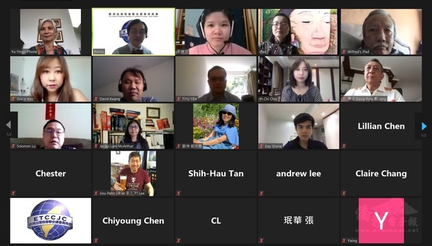 本次論壇由許伯偉(第一排左二)主持,約有30位來自歐洲各地的僑胞參與。