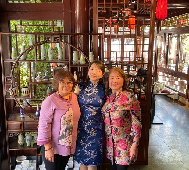 陳怡真(中)、黃林芝(右一)與前會長王鳳英(左一)合影。