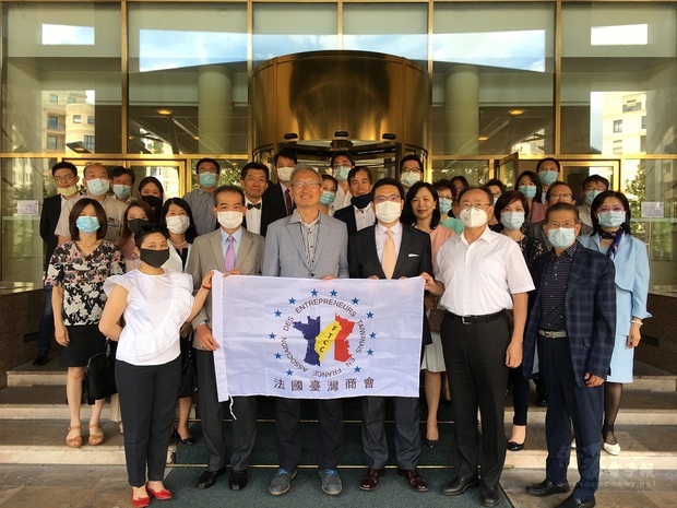 法國臺灣商會第27屆年會暨經貿小論壇出席人員遵守法國政府防疫規定配戴口罩。