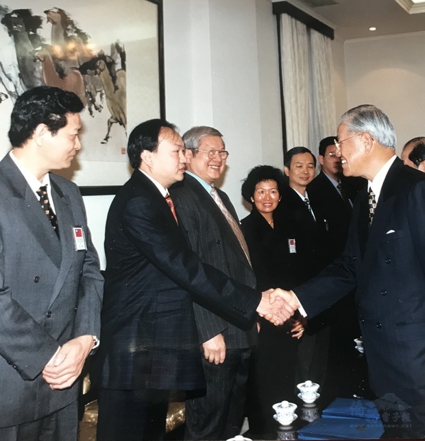 黎輝於1998年返國訪問，與李前總統握手。(黎輝提供)
