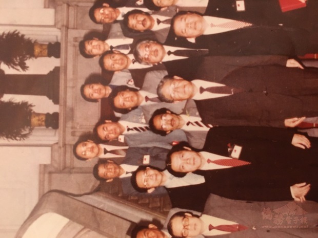 施龍於1988年參加「歐美榮譽職回國訪問團」與李前總統合影，施龍為李前總統正後方的長髮男士。(施龍提供)
