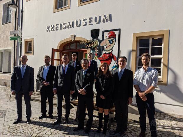 謝志偉(右四)偕李培榮(右二)與Elbe-Elster縣縣長(左三)、博物館館長(左二)合影。