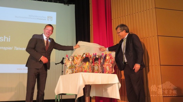 謝志偉(右)與Elbe-Elster縣縣長(左)進行致贈臺灣布袋戲偶五虎將接交儀式。