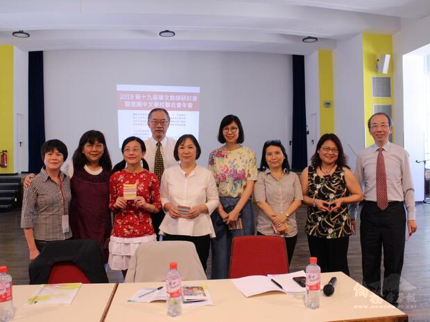 法蘭克福樹人中文學校承辦去年的德國地區教師研習會,左1為湯雁君。