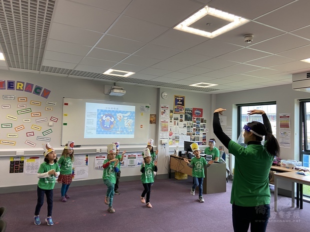 低年級組以著名唐代詩人李白的靜夜思為主題,結合歌曲與舞蹈,讓小朋友在遊戲中自然而然學習唐詩之美。