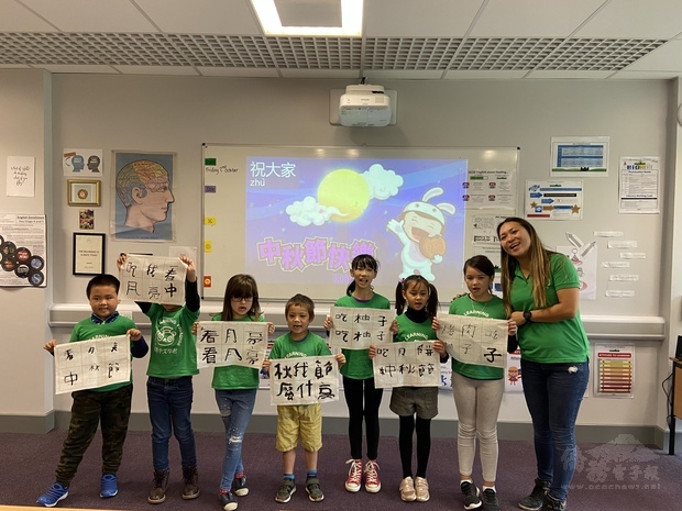 中年級組以書法教學繕寫中秋相關詞彙,大家開心展示自己的作品。