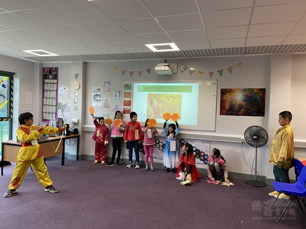 高年級組以后羿與嫦娥的故事為主題表演話劇,學員紛紛盛裝粉墨登場。