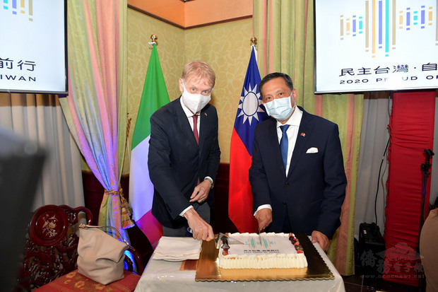 義大利國會友台協會主席馬蘭（左）與駐義代表李新穎（右）同切印有今年國慶主題視覺圖樣的蛋糕，慶祝中華民國國慶。（駐義代表處提供）