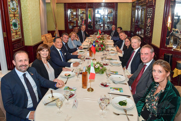 駐義代表李新穎（左3）在疫情下舉辦國慶餐會，仍有多位義大利政商界友人熱情出席。（駐義代表處提供）