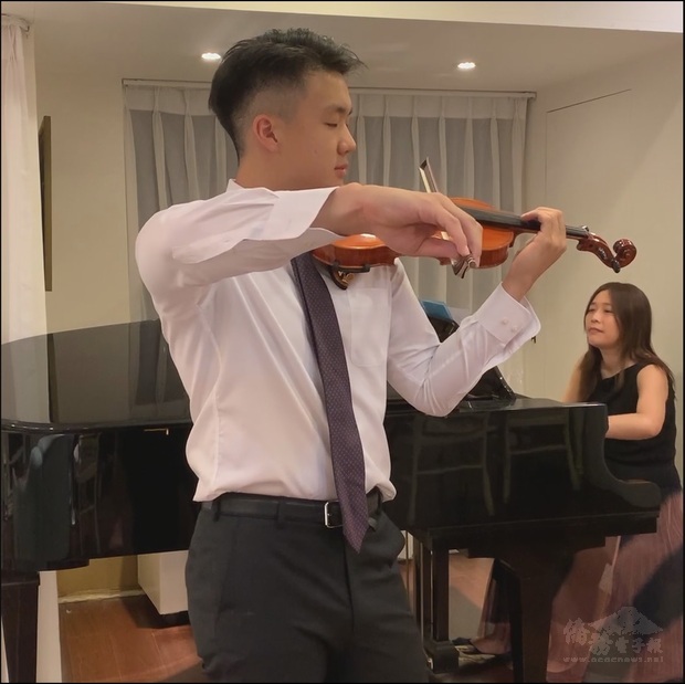 倫敦留學的蔡岳廷同學以小提琴演奏曲目《Estrellita》。