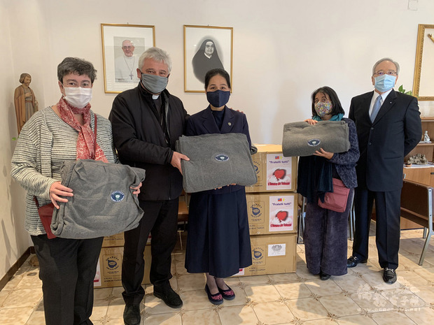 駐教廷大使李世明（右1）與慈濟基金會合作，向教廷婦幼難民接待所捐贈環保毛毯，教廷賑濟所所長約斯基樞機主教（左2）代表接受。（駐教廷大使館提供）