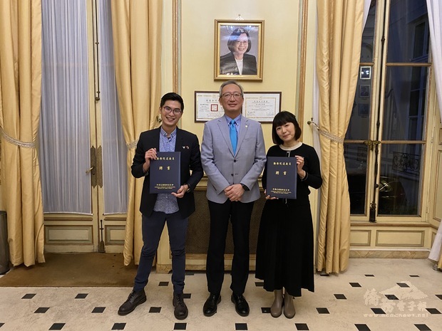 駐法國代表處大使吳志中(中)9日頒發僑務榮譽職人員聘書及賀函予僑務促進委員賴柏安(左)及王建慧(右)。