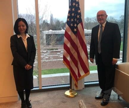 駐荷蘭臺北代表處代表陳欣新與美國駐荷蘭大使Pete Hoekstra在美國駐荷蘭大使館會面