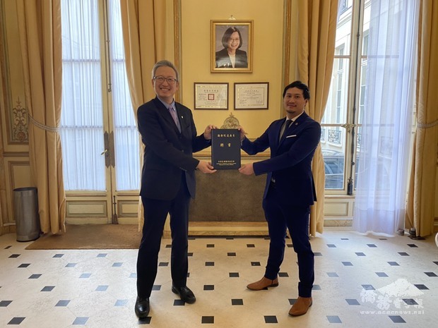 駐法國代表處大使吳志中（左）18日於代表處頒發僑務榮譽職人員聘書予僑務促進委員施家盛（右）