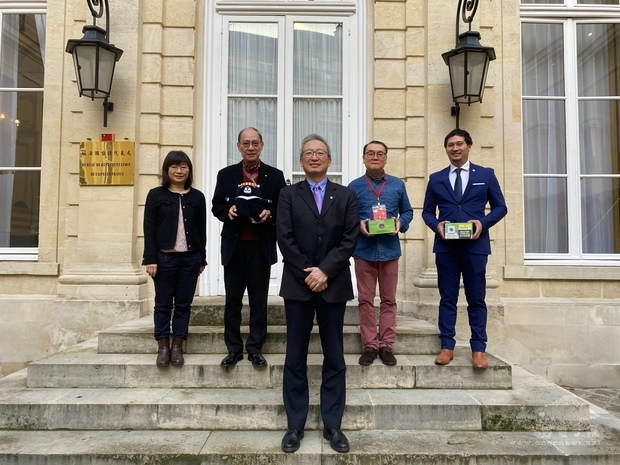 駐法國代表處大使吳志中（前排中）18日於代表處頒發僑務榮譽職人員聘書，由僑務組組長劉素秋（後排左1）陪同，僑務委員施龍（後排左2）、僑務促進委員羅強（後排右2）及僑務促進委員施家盛（後排右1）出席與會