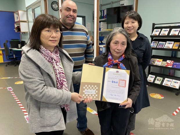 駐法國代表處僑務組組長劉素秋（前排左1）於1月30日前往位於巴黎第13區Baudricourt活動中心的華風中文學校，代表僑務委員會委員長童振源頒發僑務促進委員聘書及總統賀年卡予校長陳惠美（前排右1），由僑務組秘書藍仕容（後排右1）及Baudricourt活動中心主任 Karim Mokri（後排左1）見證 。