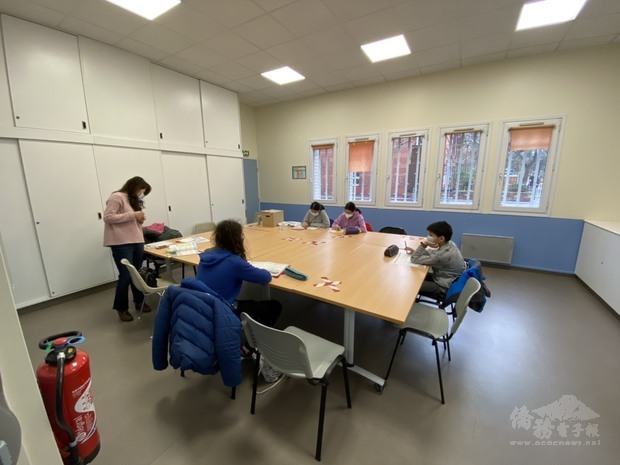 受COVID-19疫情影響，法國地區大部分的僑校改為實體及線上教學混合的方式教授華語文，圖為華風中文學校在Baudricourt活動中心實體教學情形，師生皆配戴口罩上課。