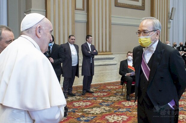 駐教廷大使李世明（右）獲得教宗接見，他代表蔡總統祝賀教宗農曆新年快樂。（取自駐教廷大使館官方臉書）