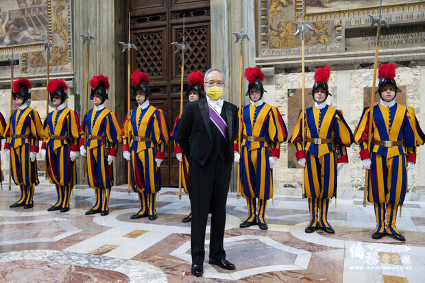 駐教廷大使李世明（中）獲得教宗接見，李世明向教宗轉達蔡總統的問候與祝福，教宗也回應表示會替台灣人民祈禱祝福。（取自駐教廷大使館官方臉書）