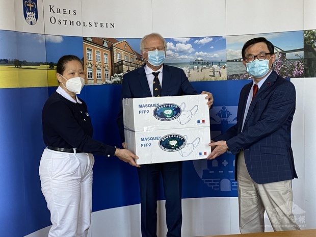 左起 黃寶蓮志工 、 Eutin縣長 Reinhard Sager、駐漢堡辦事處處長羅美舜