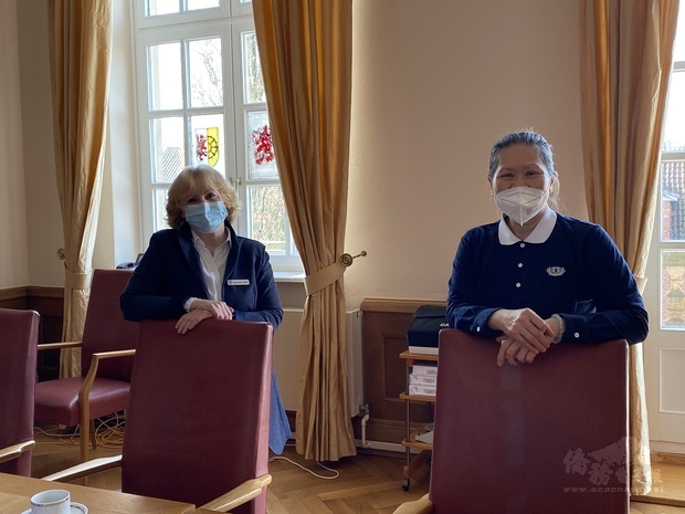 Eutin衛生部長 Gabriele Hebel 與 慈濟漢堡志工黃寶蓮

