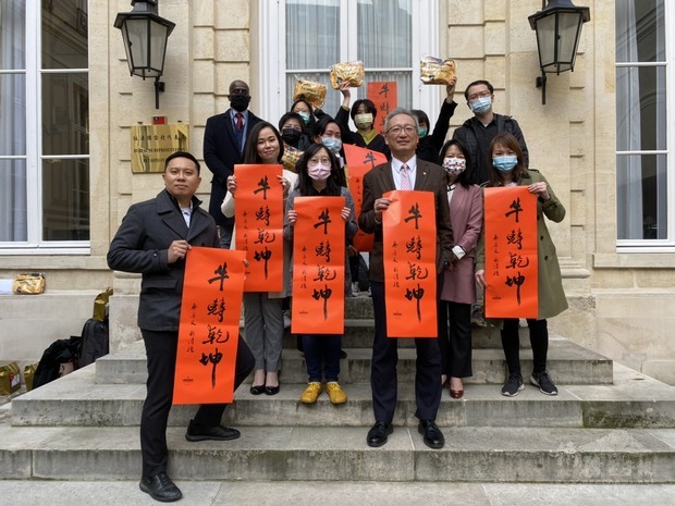 法國臺灣協會3月3日至駐法國代表處拜年，會長薛雅俶（第二排右2）一行共11人與吳大使志中（第一排右）及僑務組長劉素秋（第三排右2）合影留念。